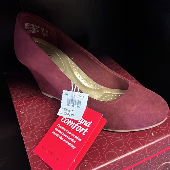 NWT Dexflex Comfort women’s size 5 Sangria Karlie Wedges - Picture 2 of 5